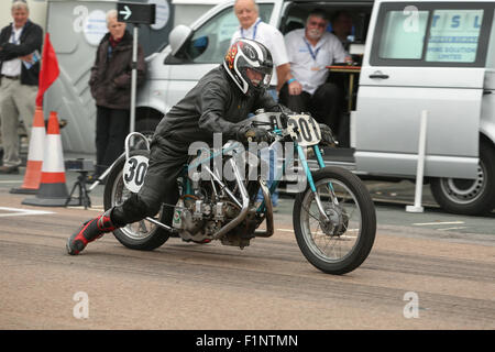 Madeira Drive, City of Brighton & Hove, East Sussex, Großbritannien. Frosts Brighton Speed Trials ist ein aufregendes, actiongeladenes Rennen für Zuschauer und Teilnehmer gleichermaßen. Über zweihundert Autos und Motorräder stehen bereit, um einen zeitgesteuerten Run auf den Madeira Drive zu Unternehmen und dabei hohe Geschwindigkeiten zu erreichen. 5.. September 2015 Stockfoto