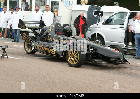 Madeira Drive, City of Brighton & Hove, East Sussex, Großbritannien. Frosts Brighton Speed Trials ist ein aufregendes, actiongeladenes Rennen für Zuschauer und Teilnehmer gleichermaßen. Über zweihundert Autos und Motorräder stehen bereit, um einen zeitgesteuerten Run auf den Madeira Drive zu Unternehmen und dabei hohe Geschwindigkeiten zu erreichen. 5.. September 2015 Stockfoto