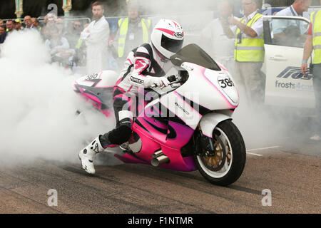 Madeira Drive, City of Brighton & Hove, East Sussex, Großbritannien. Frosts Brighton Speed Trials ist ein aufregendes, actiongeladenes Rennen für Zuschauer und Teilnehmer gleichermaßen. Über zweihundert Autos und Motorräder stehen bereit, um einen zeitgesteuerten Run auf den Madeira Drive zu Unternehmen und dabei hohe Geschwindigkeiten zu erreichen. 5.. September 2015 Stockfoto