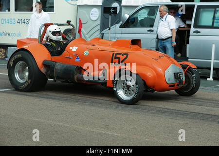 Madeira Drive, City of Brighton & Hove, East Sussex, Großbritannien. Frosts Brighton Speed Trials ist ein aufregendes, actiongeladenes Rennen für Zuschauer und Teilnehmer gleichermaßen. Über zweihundert Autos und Motorräder stehen bereit, um einen zeitgesteuerten Run auf den Madeira Drive zu Unternehmen und dabei hohe Geschwindigkeiten zu erreichen. 5.. September 2015 Stockfoto