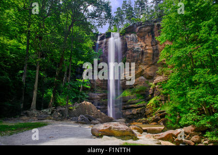 Hohen Wasserfall im Sommer Stockfoto