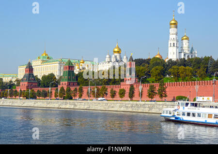 Der Moskauer Kreml Moskau Fluss der Kreml Mauer Raushskaya Damm Stockfoto