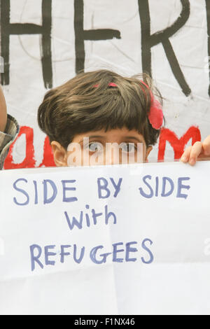 Menschen zeigen zur Unterstützung der Flüchtlinge - insbesondere syrisch -, die kommen nach Europa, um ihren Heimatländern zu entkommen. Stockfoto