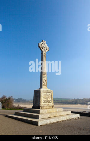 Das Kriegerdenkmal mit Blick auf die Mündung des Flusses Camel in der Nähe von Padstow, Cornwall, England, UK Stockfoto