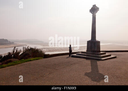 Das Kriegerdenkmal mit Blick auf die Mündung des Flusses Camel in der Nähe von Padstow, Cornwall, England, UK Stockfoto