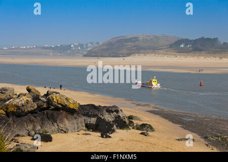 Die Rock - Padstow Fähre Richtung flussabwärts auf der Mündung des Flusses Camel bei sehr niedrigem Wasserstand, Cornwall, England, UK Stockfoto