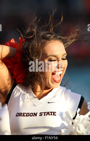 Orchesterprobe Stadion, Corvallis, OR, USA. 4. Sep, 2015. Ein Teammitglied der Oregon State Tanz unterhält die Fans in der NCAA Football-Spiel zwischen der Biber und der Weber State Wildcats Orchesterprobe Stadium, Corvallis, OR, USA. Larry C. Lawson/CSM/Alamy Live-Nachrichten Stockfoto