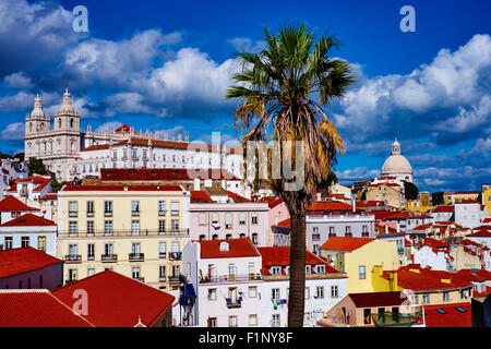 Portugal, Lissabon, Alfama von Santa Luzia Belvedere, Blick auf Sao Vicente de Fora Kloster und nationalen Pantheon Stockfoto