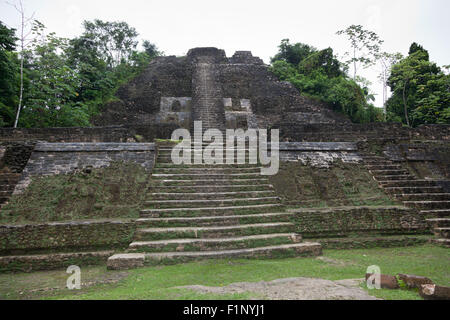 Hohen Tempelpyramide an einem regnerischen Tag in der Maya-Stätte Lamanai in Belize. Stockfoto