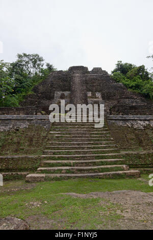 Die alten Rock und Backstein-Struktur der hohen Tempelpyramide befindet sich an der Maya-Stätte Lamanai in Belize. Stockfoto