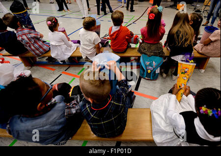 Erstklässler mit Schultaschen und üblichen Süßigkeiten Kegel auf ihren ersten Schultag an der Grundschule "Bin Stoeckener Bach" in Hannover, Deutschland, 5. September 2015. Rund 68.000 Schule Mädchen und jungen im deutschen Bundesland Niedersachsen besucht zum ersten Mal am 05 September. Foto: PETER STEFFEN/dpa Stockfoto