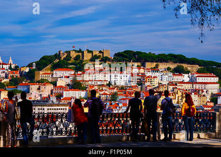 Portugal, Lissabon, Stadt und Castelo Sao Jorge oder Saint Georges Castle vom Miradouro de São Pedro de Alcantara Stockfoto