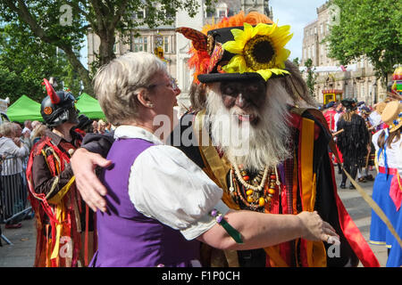 Preston, Lancashire, UK. 5. September 2015. Morris Dance Gruppen aus ganz Großbritannien trafen sich in Preston, Lancashire, legen Sie einen neuen Guinness-Weltrekord für die größte Anzahl von Morris Dancers ein Tanz. den vorherigen Rekord auf Prestons historische Flagge Markt 145 Tänzerin. Der bisherige Rekord lag bei 88. Bildnachweis: Paul Melling/Alamy Live-Nachrichten Stockfoto