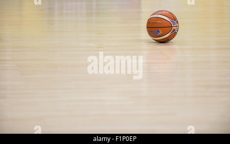 Berlin, Deutschland. 4. Sep, 2015. Offizieller Spielball bei einer Trainingseinheit der türkischen Mannschaft bei der Mercedes-Benz-Arena in Berlin, Deutschland, 4. September 2015 abgebildet. Foto: LUKAS SCHULZE/DPA/Alamy Live-Nachrichten Stockfoto