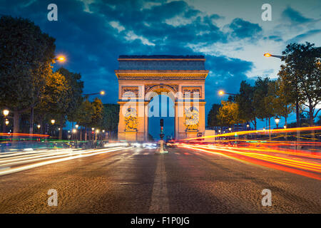 Arc de Triomphe. Bild des berühmten Arc de Triomphe in Paris Stadt während der blauen Dämmerstunde. Stockfoto