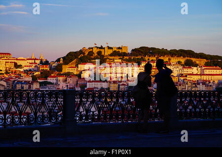 Portugal, Lissabon, Stadt und Castelo Sao Jorge oder Saint Georges Castle vom Miradouro de São Pedro de Alcantara Stockfoto