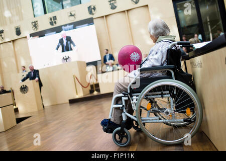 Berlin, Deutschland. 05. Sep, 2015. Eine Frau in einem Rollstuhl mit einem "Bundesrat" Ballon attached to it. sitzt in der Vollversammlung des Bundesrates, einer gesetzgebenden Körperschaft, die Vertretung der 16 Bundesländer Deutschlands, beim Tag der offenen Tür bei der Bundesrat in Berlin, Deutschland, 5. September 2015. Foto: Gregor Fischer/Dpa/Alamy Live News Stockfoto