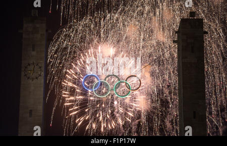 Berlin, Deutschland. 04. Sep, 2015. Feuerwerke erhellen den Himmel über dem Sportplatz Maifeld neben dem Olympiastadion Stadion während der 10. Pyronale in Berlin, Deutschland, 4. September 2015. Sechs internationale Teams kämpfen in der Feuerwerkswettbewerb ab 04, 5. September 2015. Foto: Bernd von Jutrczenka/Dpa/Alamy Live News Stockfoto