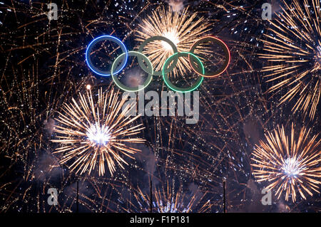 Berlin, Deutschland. 04. Sep, 2015. Feuerwerke erhellen den Himmel über dem Sportplatz Maifeld neben dem Olympiastadion Stadion während der 10. Pyronale in Berlin, Deutschland, 4. September 2015. Sechs internationale Teams kämpfen in der Feuerwerkswettbewerb ab 04, 5. September 2015. Foto: Bernd von Jutrczenka/Dpa/Alamy Live News Stockfoto