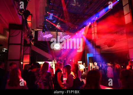 Berlin, Deutschland. 04. Sep, 2015. Gäste unterhalten, nachdem die erste Modenschau der deutschen discount Supermarkt-Kette Lidl im Club Felix in Berlin, Deutschland, 4. September 2015. Foto: Jens Kalaene/Dpa/Alamy Live News Stockfoto