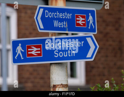 Richtung Zeichen für Dorchester Westen und Süden Bahnstationen, Dorchester, Dorset, Großbritannien Stockfoto