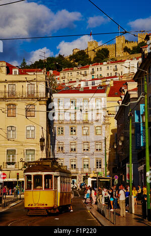 Portugal, Lissabon, Straßenbahn auf Praca de Figueira und Sao Jorge Schloss Stockfoto