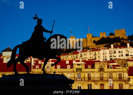 Portugal, Lissabon, Praca de Figueira, König Jao ich Statue und Burg Sao Jorge Stockfoto