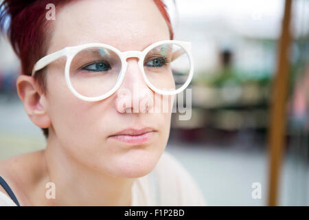 Porträt von Rothaarige kaukasischen Frau mit weißen Brille Stockfoto