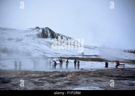 Besucher, die gerade der berühmten Strokkur Geysir Wich bricht etwa alle 4 – 8 Minuten. Geysir. Haukadalur. Island. Stockfoto