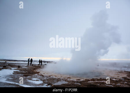 Besucher, die gerade der berühmten Strokkur Geysir Wich bricht etwa alle 4 – 8 Minuten. Geysir. Haukadalur. Island. Stockfoto