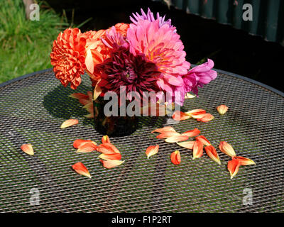 Kleinen Topf mit Blumen auf einem Gartentisch, UK Stockfoto