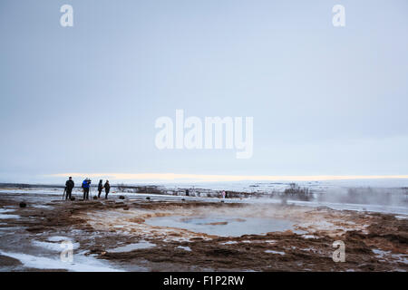 Besucher, die gerade der berühmten Strokkur Geysir Wich bricht etwa alle 4 – 8 Minuten. Geysir. Haukadalur. Island. Stockfoto