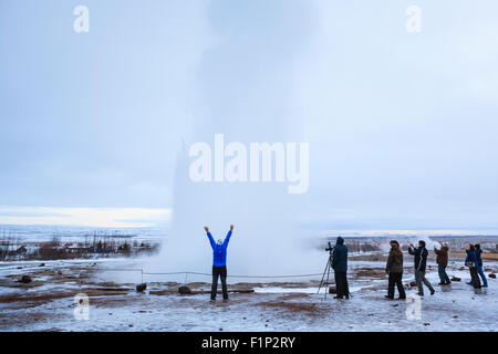 Besucher, die gerade der berühmten Strokkur Geysir Wich bricht etwa alle 4 – 8 Minuten. Geysir. Haukadalur. Island. Stockfoto