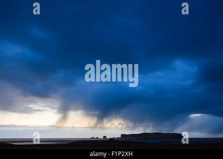 Sonnenuntergang über der Vik-Küste mit Blick auf Dyrhólaey. Vik. Island. Stockfoto