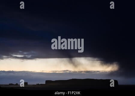 Sonnenuntergang über der Vik-Küste mit Blick auf Dyrhólaey. Vik. Island. Stockfoto