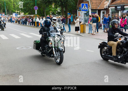 Palanga, Litauen - 1. August 2015: Bewegung der Teilnehmer des amerikanischen Geistes 2015 hinunter die Straße Städte Palnga Stockfoto