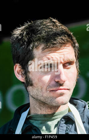 Motorradfahrer und Fernsehmoderator Guy Martin (Tyco BMW Motorrad Racing) besucht die Hillsborough International Oyster Festival. Stockfoto