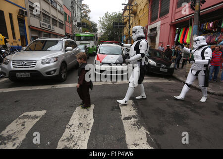 Sao Paulo, Brasilien. 5. Sep, 2015. Menschen als Sturmtruppen Soldaten zum Film Star Wars in einer Straße in Sao Paulo in der Innenstadt, zu Fuß gekleidet Brasilien, am 5. September 2015, im Rahmen einer Werbeveranstaltung für den kommenden Film "Das Erwachen der macht", die im Dezember veröffentlicht werden. Bildnachweis: Rahel Patras/Xinhua/Alamy Live-Nachrichten Stockfoto