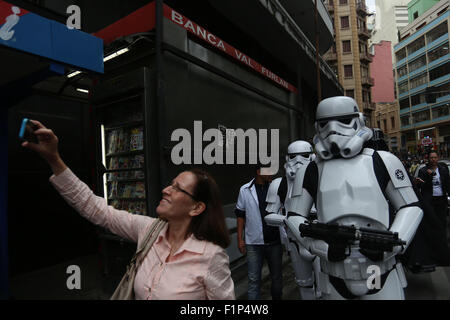 Sao Paulo, Brasilien. 5. Sep, 2015. Menschen als Sturmtruppen Soldaten zum Film Star Wars in einer Straße in Sao Paulo in der Innenstadt, zu Fuß gekleidet Brasilien, am 5. September 2015, im Rahmen einer Werbeveranstaltung für den kommenden Film "Das Erwachen der macht", die im Dezember veröffentlicht werden. Bildnachweis: Rahel Patras/Xinhua/Alamy Live-Nachrichten Stockfoto