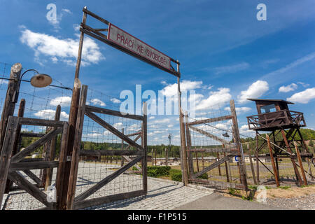 Vojna Memorial, Museum der Opfer des Kommunismus, in der Nähe von Pribram, Tschechische Republik, Europa Tschechoslowakei Kommunismus Eingangstor Stockfoto