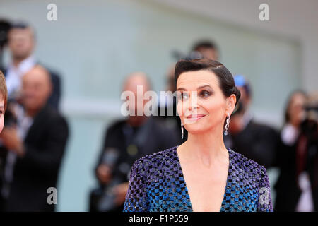 (150905)--Venedig, 5. September 2015 (Xinhua)--französische Schauspielerin Juliette Binoche während der roten Teppich Veranstaltung für den Film "L'Attesa" (The Wait) auf dem 72. Venedig Film Festival in Venedig, am 5. September 2015 stellt. (Xinhua/Jin Yu) Stockfoto