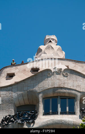 Gaudi-Schornstein auf La Pedrera (Casa Mila) Stockfoto