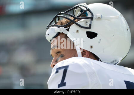 5. September 2015: Penn State Nittany Lions Linebacker Koa Farmer (7) blickt zurück auf seine Schulter während der Warm-ups vor dem NCAA Football-Spiel zwischen der Penn State Nittany Lions und den Tempel Eulen am Lincoln Financial Field in Philadelphia, Pennsylvania. Stockfoto