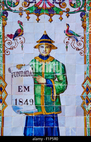 Portugal, Lissabon, Azulejos an der Vorderseite des Ladens "A Vida Portuguesa" auf den Largo de Intendente Stockfoto