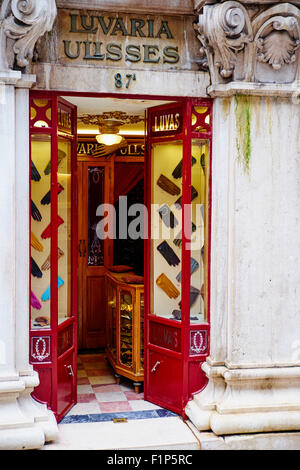 Portugal, Lissabon, Luvaria Ulisses berühmten Handschuhe Shop auf Rua Carmo Straße Stockfoto