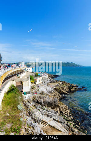 Küste mit Blick auf TheTinside Lido mit der Hacke mit Plymouth Sound hinter, Plymouth, Devon, England, UK Stockfoto