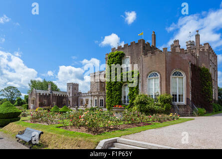 Das Haus und die Gärten im historischen Powderham Castle, Kenton, in der Nähe von Exeter, Devon, England UK Stockfoto