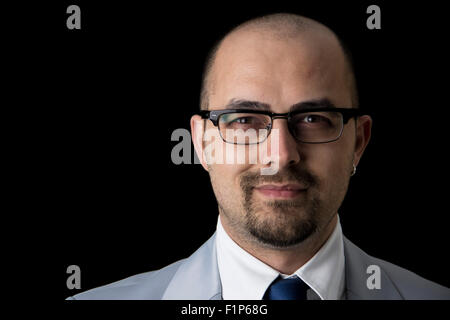 gut aussehend Geschäftsmann tragen Anzug und Gläser auf schwarzem Hintergrund isoliert Stockfoto