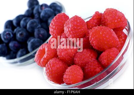 Himbeeren und Heidelbeeren Früchten in Glasschalen. Frische Himbeere - frische Blueberry Studio Foto. Stockfoto