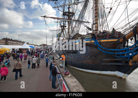 Great Yarmouth Maritime Festival-Besucher werden zur weltweit größten hölzernen Windjammer, im 18. Jahrhundert Götheborg aus Schweden behandelt. Historische und moderne Schiffe, maritime Exponate und Vorführungen, Musik und kostümierten Reenactor ziehen Tausende jedes Jahr. Bildnachweis: Adrian Buck/Alamy Live-Nachrichten Stockfoto